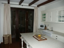 Cucina con tende tradizionali