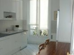 Cucina con tende a vetro a radiali orizzontali.