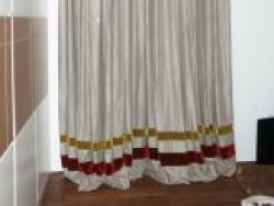 Tendaggio con bordi applicati a mano